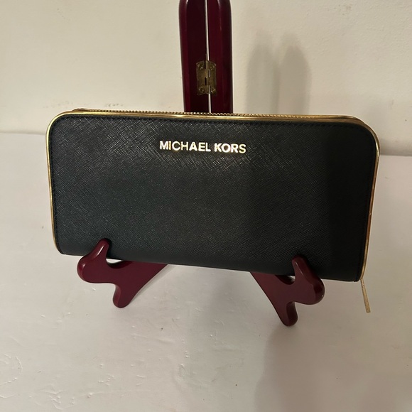 Black with gold trim Michael Kors Wallet from the jet set collection - Picture 1 of 6